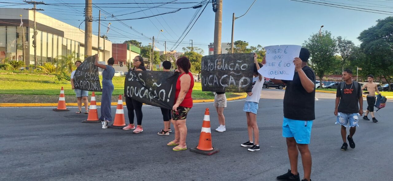 Pais bloqueiam a Perimetral Norte em protesto contra descaso do Estado com a Escola Apolinário Alves